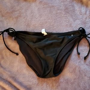 Low-rise bikini bottom